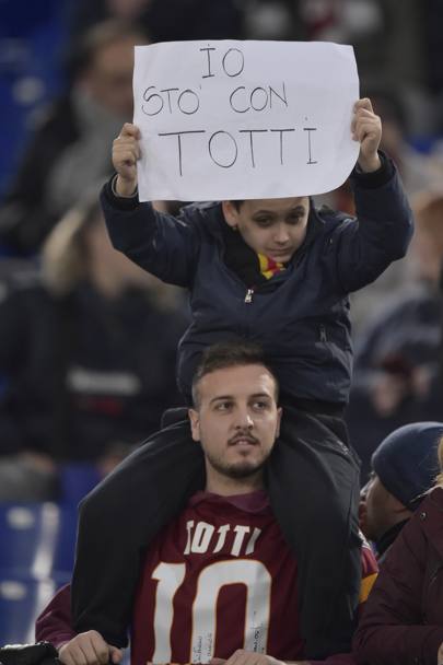 Anche un piccolo sostenitore romanista appoggia Francesco Totti. Lapresse